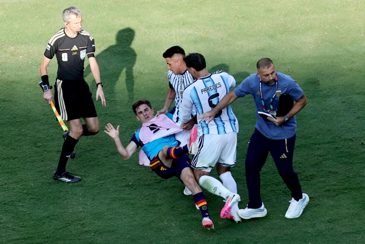 Mondiali: pugni, manate e Paredes espulso, Spagna-Argentina in finale é rissa