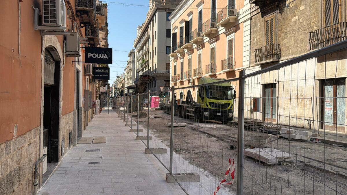 Bari, via Argiro entra nella fase finale: rinascono i marciapiedi del Murattiano – FOTO Bari, via Argiro entra nella fase finale: rinascono i marciapiedi del Murattiano – FOTO
