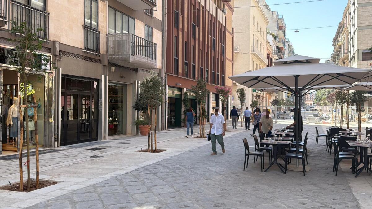 Bari, via Argiro entra nella fase finale: rinascono i marciapiedi del Murattiano – FOTO Bari, via Argiro entra nella fase finale: rinascono i marciapiedi del Murattiano – FOTO