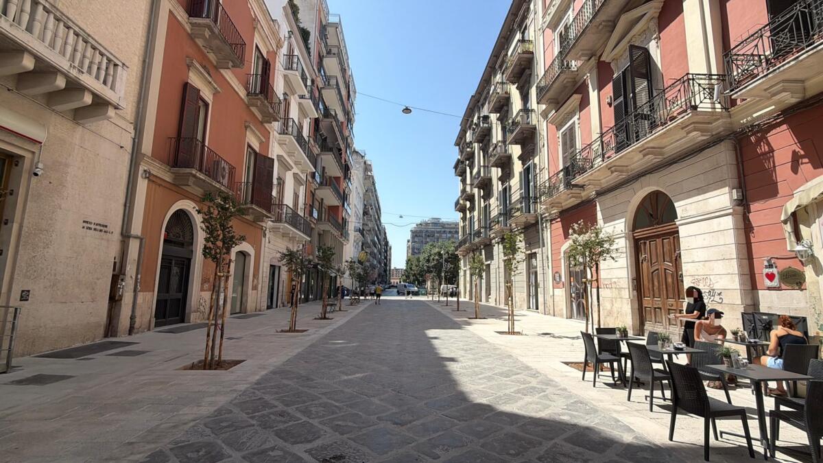 Bari, via Argiro entra nella fase finale: rinascono i marciapiedi del Murattiano – FOTO Bari, via Argiro entra nella fase finale: rinascono i marciapiedi del Murattiano – FOTO