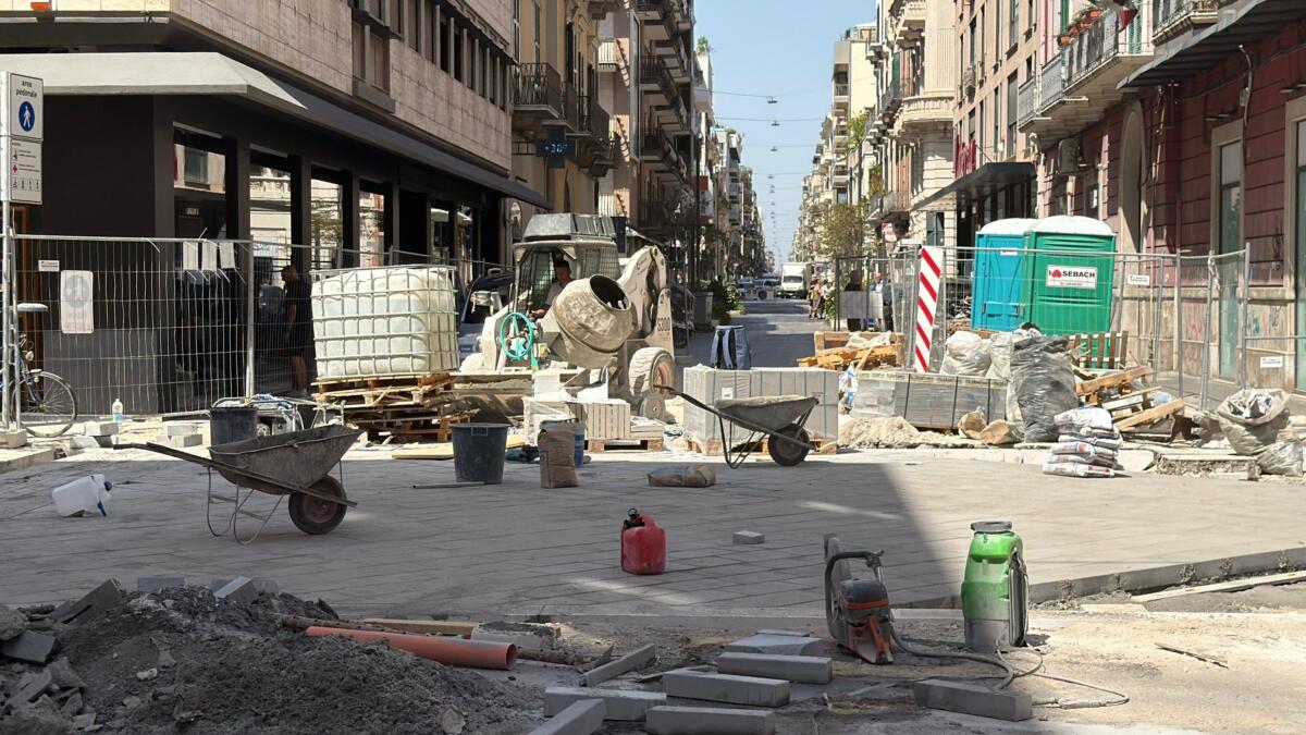 Bari, via Argiro entra nella fase finale: rinascono i marciapiedi del Murattiano – FOTO Bari, via Argiro entra nella fase finale: rinascono i marciapiedi del Murattiano – FOTO