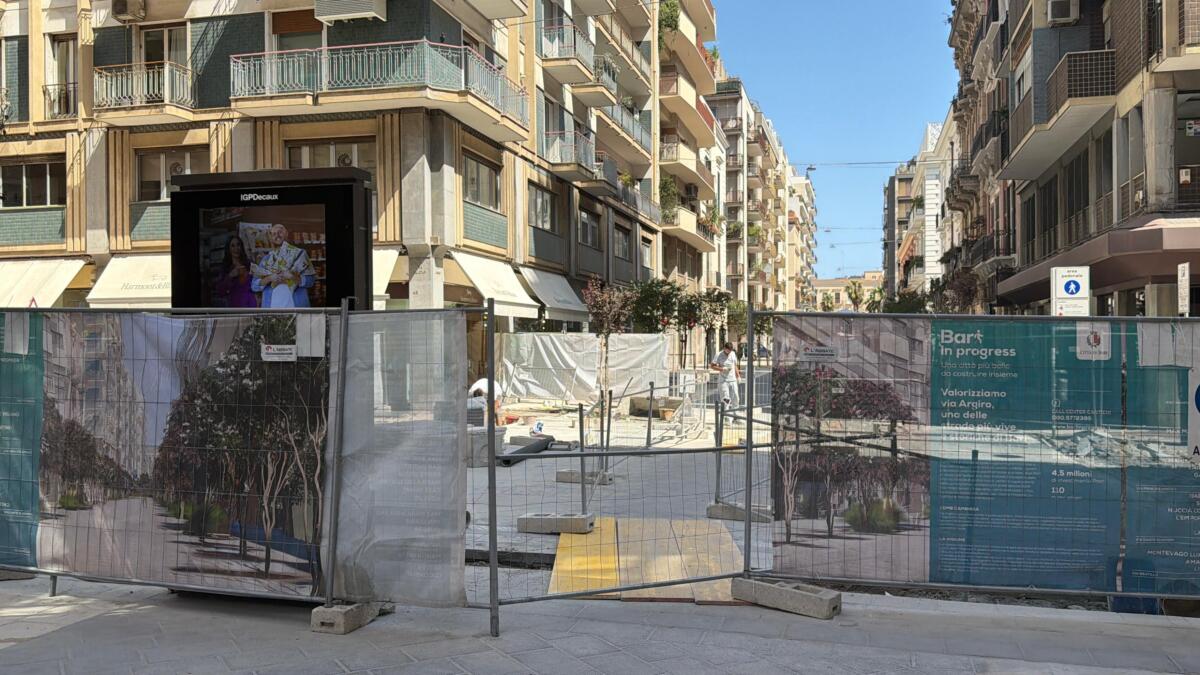 Bari, via Argiro entra nella fase finale: rinascono i marciapiedi del Murattiano – FOTO Bari, via Argiro entra nella fase finale: rinascono i marciapiedi del Murattiano – FOTO