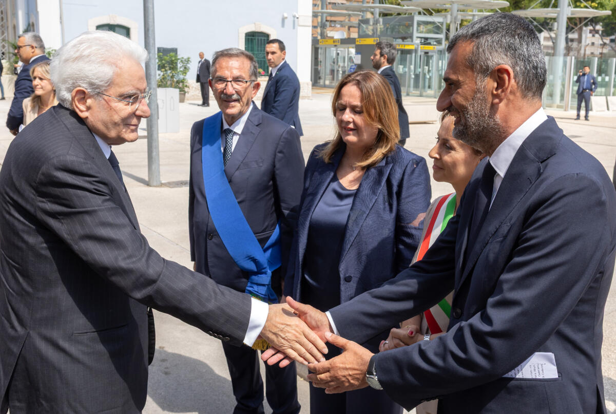 Decennale strage treni, Mattarella ad Andria: l’abbraccio ai familiari e la corona per le 23 vittime – FOTO e VIDEO