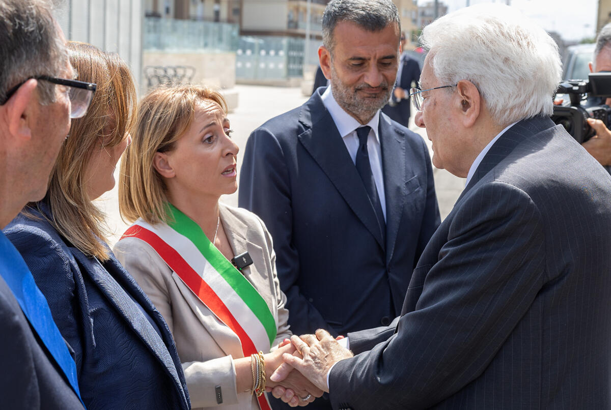 Decennale strage treni, Mattarella ad Andria: l’abbraccio ai familiari e la corona per le 23 vittime – FOTO e VIDEO