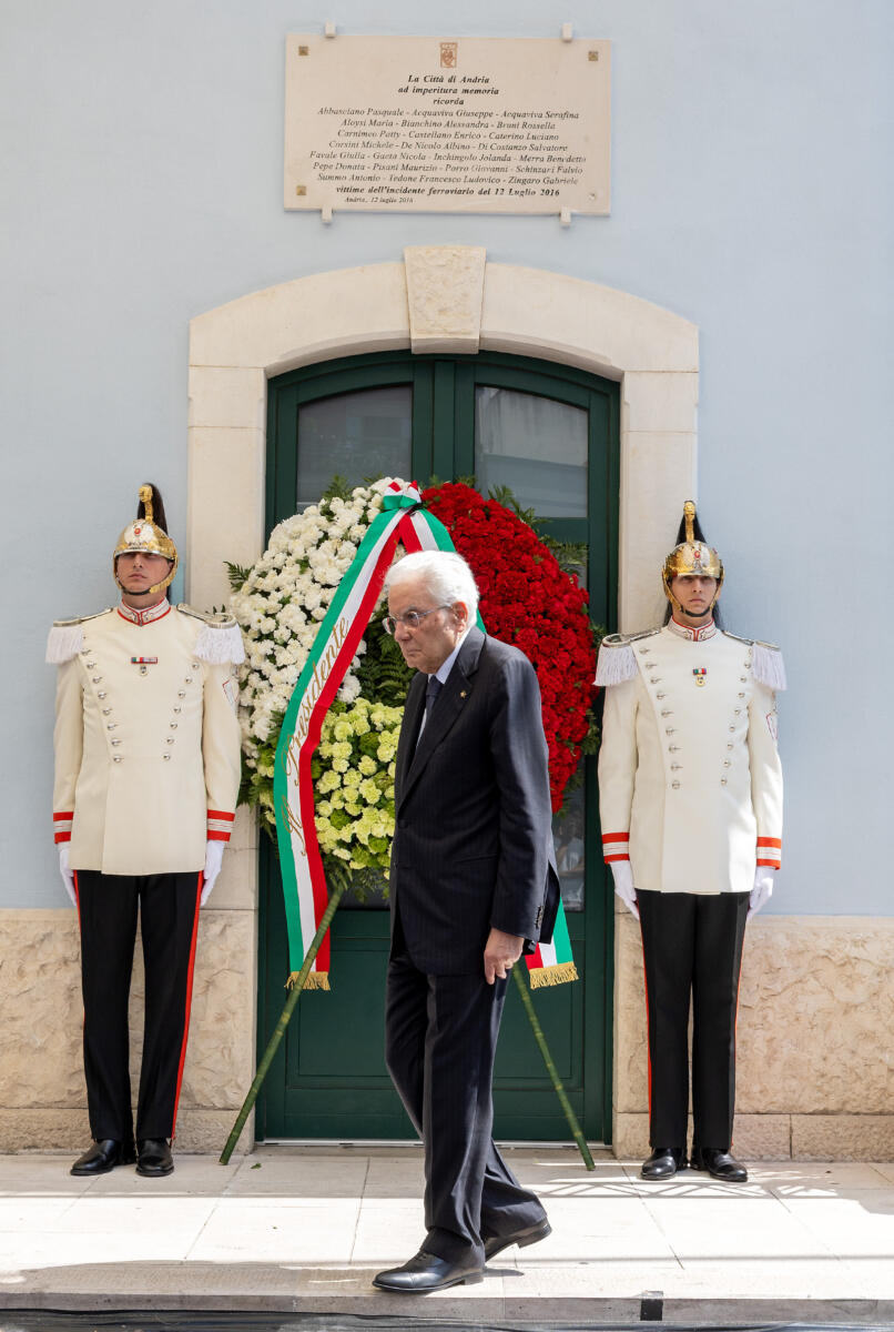 Decennale strage treni, Mattarella ad Andria: l’abbraccio ai familiari e la corona per le 23 vittime – FOTO e VIDEO