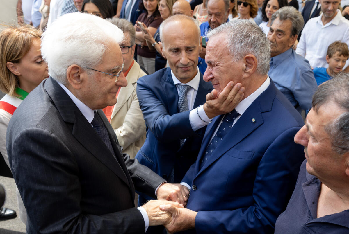 Decennale strage treni, Mattarella ad Andria: l’abbraccio ai familiari e la corona per le 23 vittime – FOTO e VIDEO