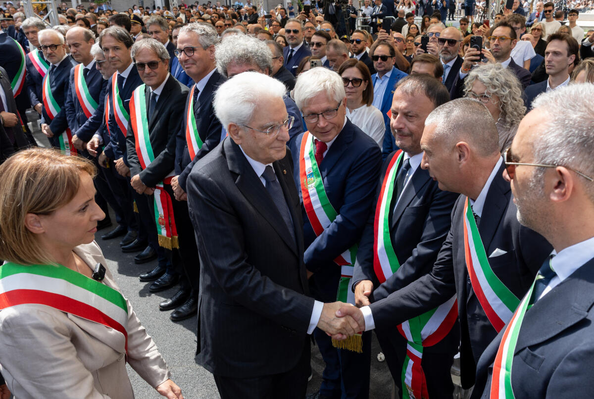Decennale strage treni, Mattarella ad Andria: l’abbraccio ai familiari e la corona per le 23 vittime – FOTO e VIDEO