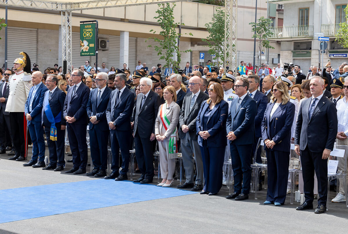 Decennale strage treni, Mattarella ad Andria: l’abbraccio ai familiari e la corona per le 23 vittime – FOTO e VIDEO