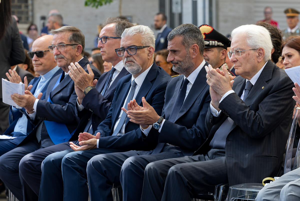 Decennale strage treni, Mattarella ad Andria: l’abbraccio ai familiari e la corona per le 23 vittime – FOTO e VIDEO