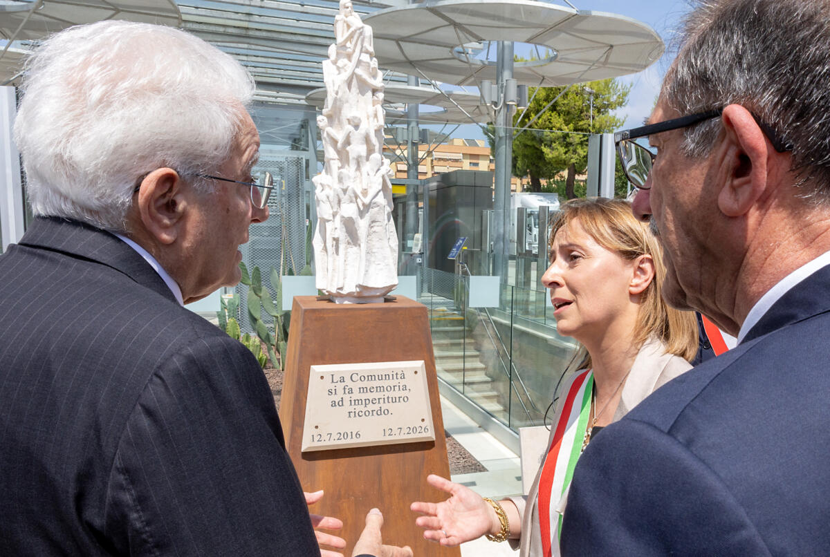 Decennale strage treni, Mattarella ad Andria: l’abbraccio ai familiari e la corona per le 23 vittime – FOTO e VIDEO