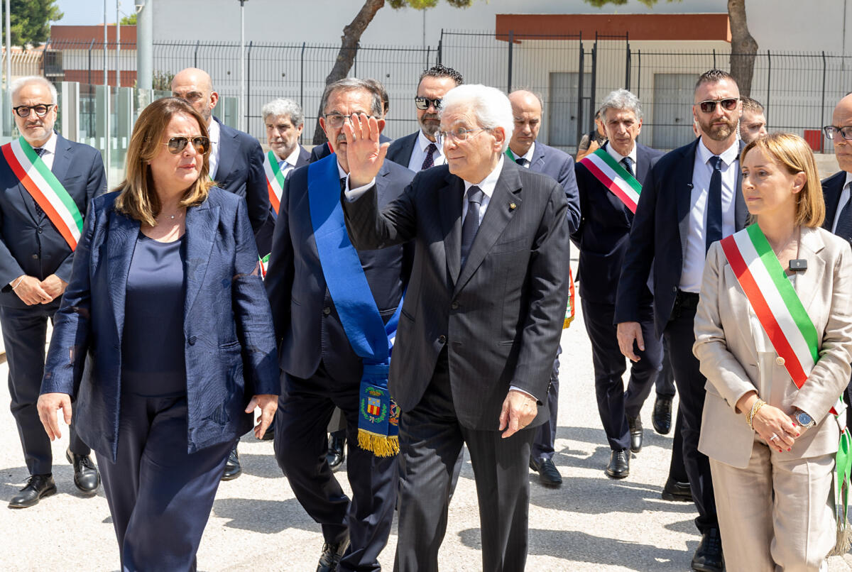 Decennale strage treni, Mattarella ad Andria: l’abbraccio ai familiari e la corona per le 23 vittime – FOTO e VIDEO