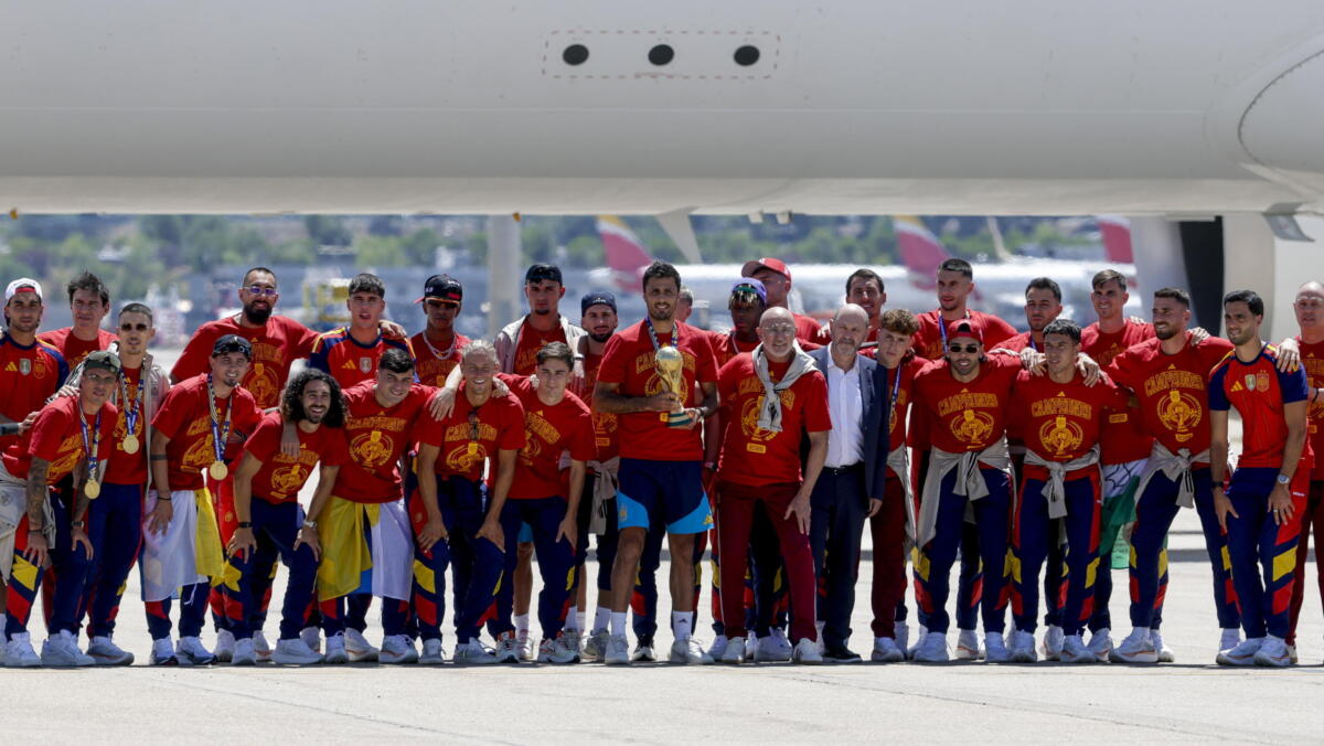 Mondiali: la Spagna atterra a Madrid, ora i ricevimenti dal re e dal premier Mondiali: la Spagna atterra a Madrid, ora i ricevimenti dal re e dal premier