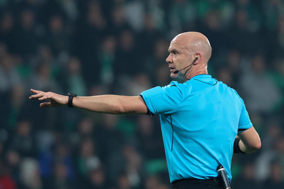 Si ritira l’arbitro Taylor, fece infuriare Mourinho e i romanisti Si ritira l’arbitro Taylor, fece infuriare Mourinho e i romanisti