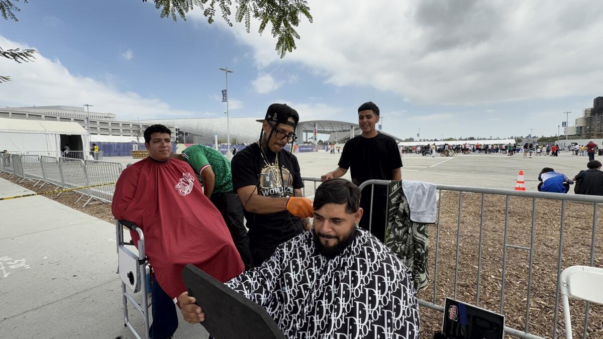 >ANSA-BOX/Mondiali: barbieri regalano tagli di capelli e sorrisi in stadio Los Angeles