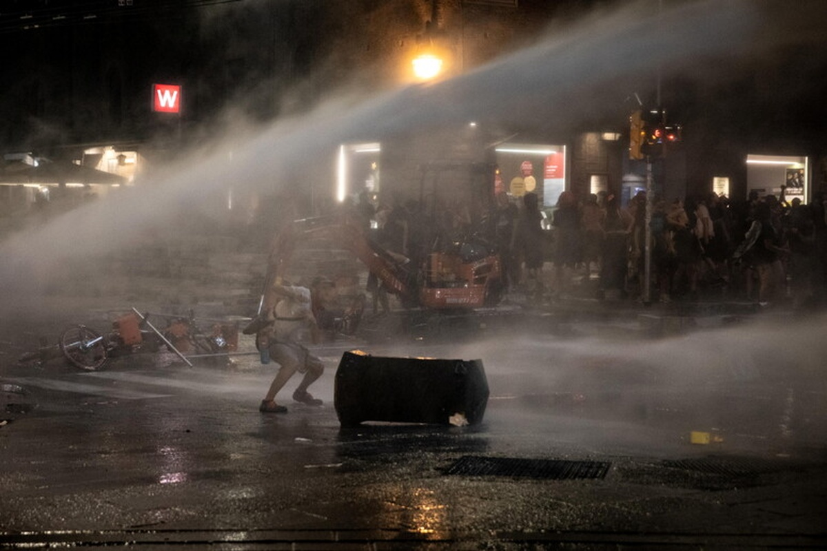 Fakir, la notte di guerriglia urbana a Bologna: 64 agenti feriti negli scontri Fakir, la notte di guerriglia urbana a Bologna: 64 agenti feriti negli scontri