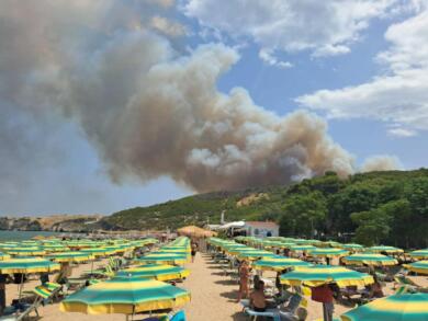 Peschici, vasto incendio tra macchia mediterranea e abitazioni: iniziata l’evacuazione