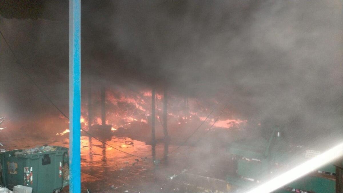 Incendio a San Paolo di Civitate: brucia azienda di stoccaggio rifiuti, periferia minacciata dal fumo
