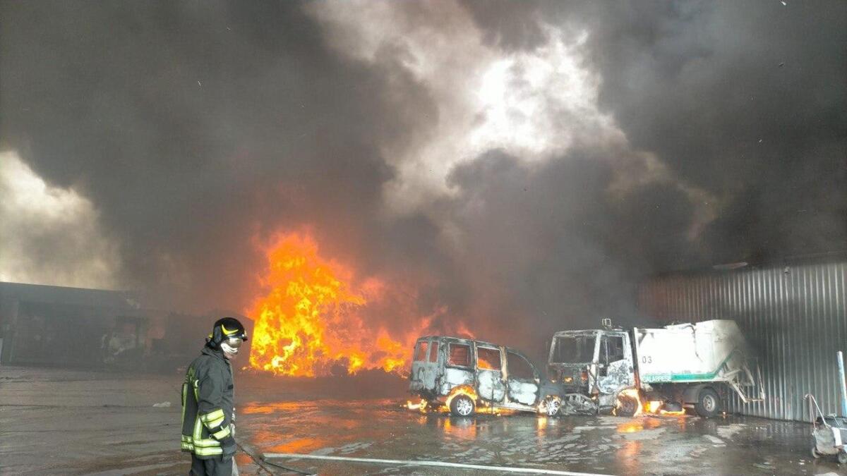 Incendio a San Paolo di Civitate: brucia azienda di stoccaggio rifiuti, periferia minacciata dal fumo