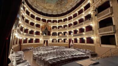 Caldo a Bari, scatta l’antincendio al Teatro Piccinni: acqua su velario e decorazioni – FOTO