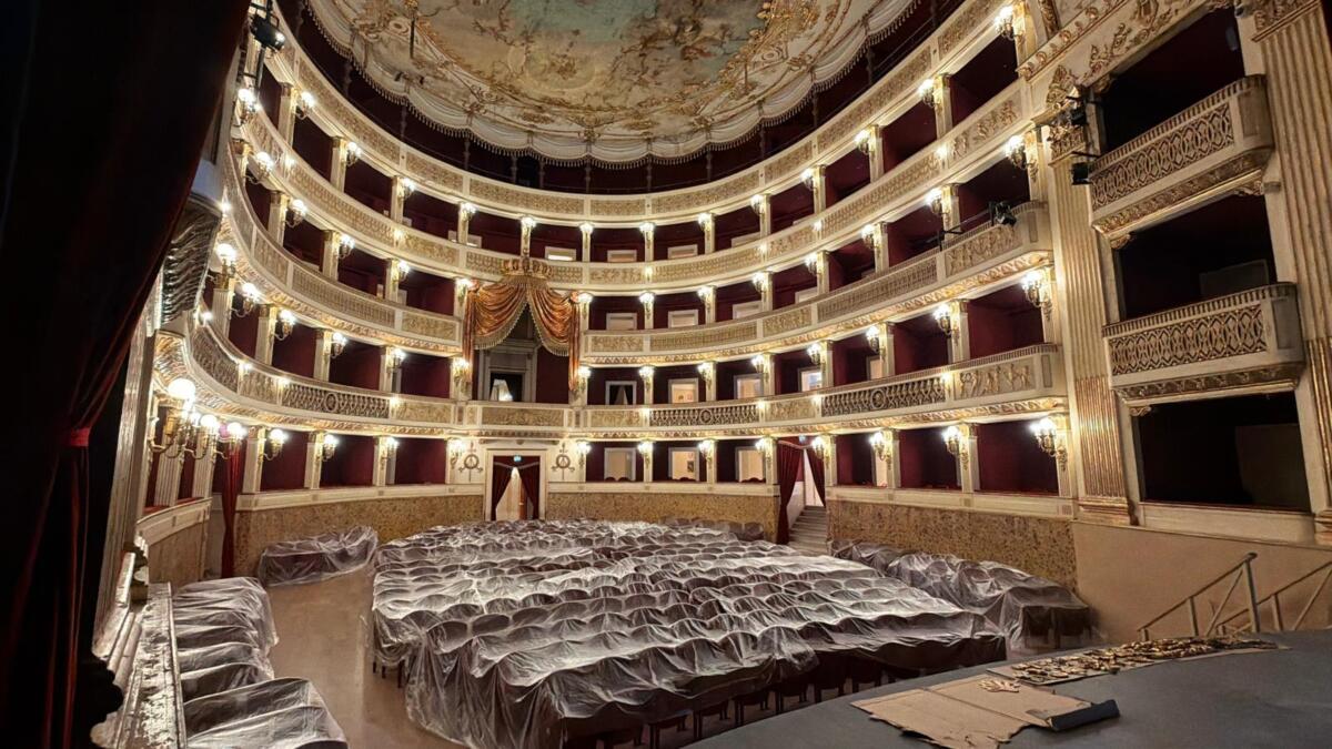 Caldo a Bari, scatta l’antincendio al Teatro Piccinni: acqua su velario e decorazioni – FOTO Caldo a Bari, scatta l’antincendio al Teatro Piccinni: acqua su velario e decorazioni – FOTO