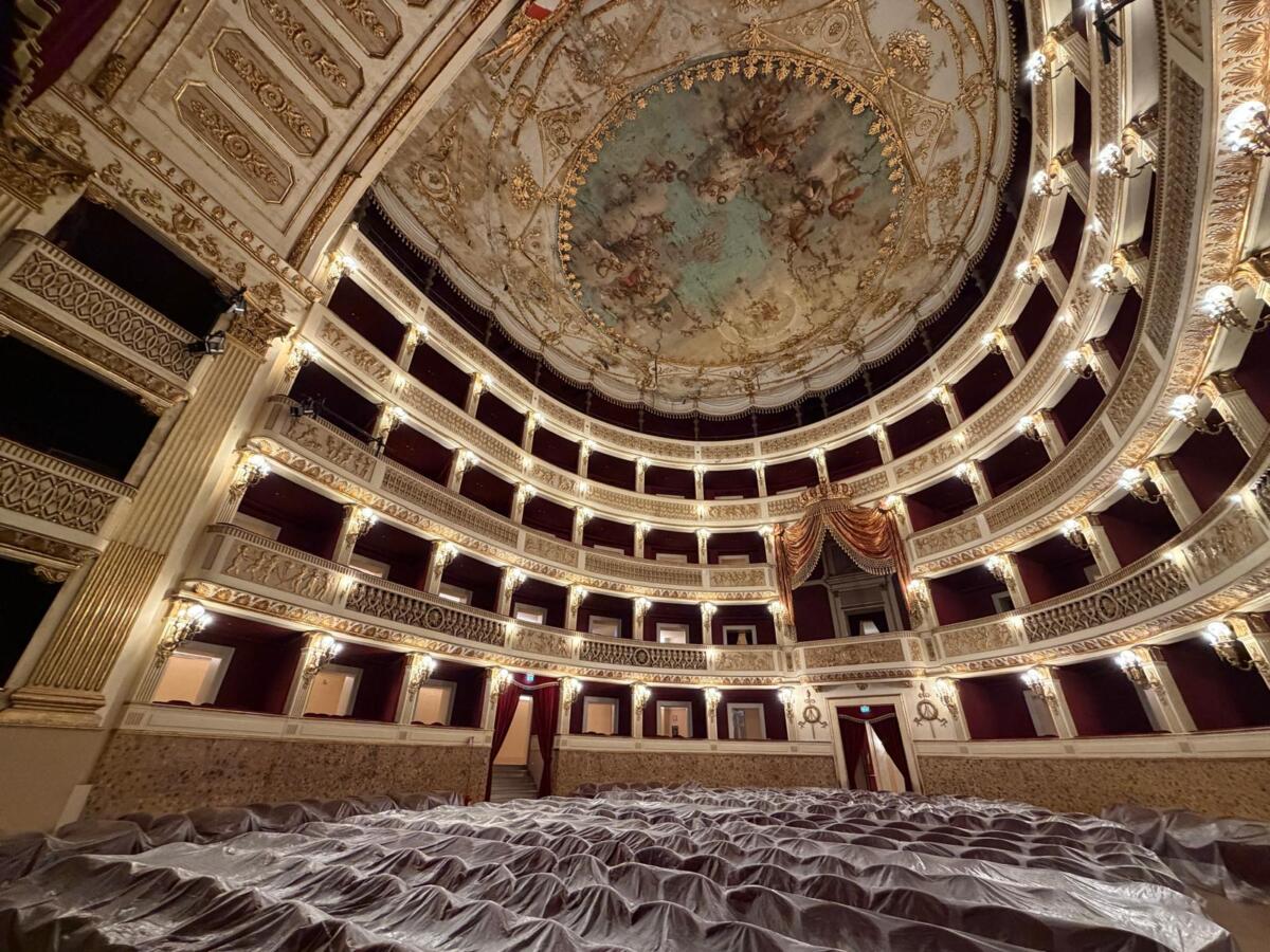 Caldo a Bari, scatta l’antincendio al Teatro Piccinni: acqua su velario e decorazioni – FOTO Caldo a Bari, scatta l’antincendio al Teatro Piccinni: acqua su velario e decorazioni – FOTO