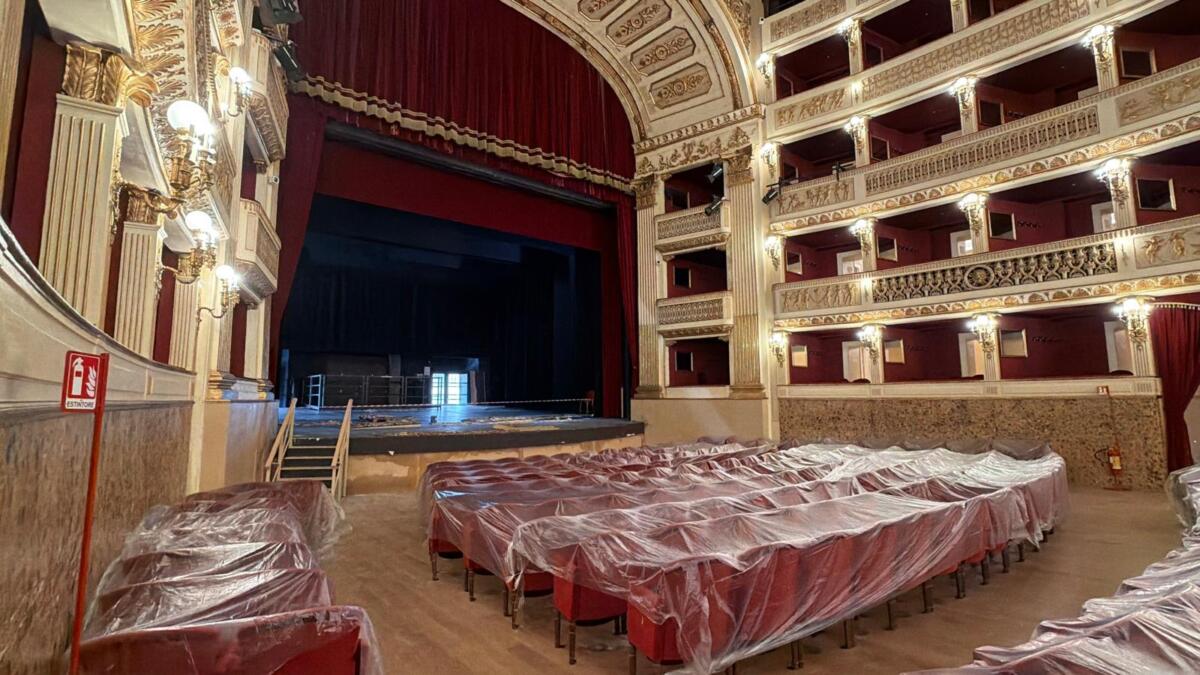 Caldo a Bari, scatta l’antincendio al Teatro Piccinni: acqua su velario e decorazioni – FOTO Caldo a Bari, scatta l’antincendio al Teatro Piccinni: acqua su velario e decorazioni – FOTO