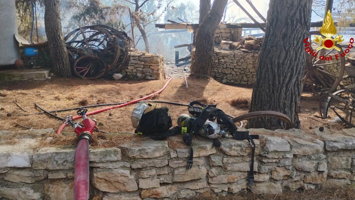 Paura al Ranch Natalino di Bitritto: fiamme nel centro ippico, i Vigili del Fuoco salvano i cavalli – FOTO