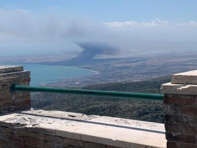 Fiamme e fumo nero sul Gargano, torna a bruciare l’Oasi Lago Salso: è caccia ai piromani – VIDEO