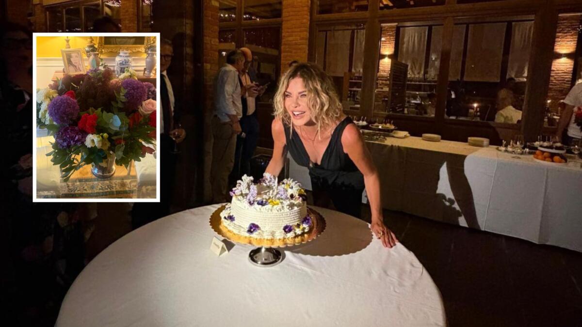 I 65 anni di Alba Parietti, alla festa di compleanno sono arrivati i fiori del “buon ricordo” I 65 anni di Alba Parietti, alla festa di compleanno sono arrivati i fiori del “buon ricordo”
