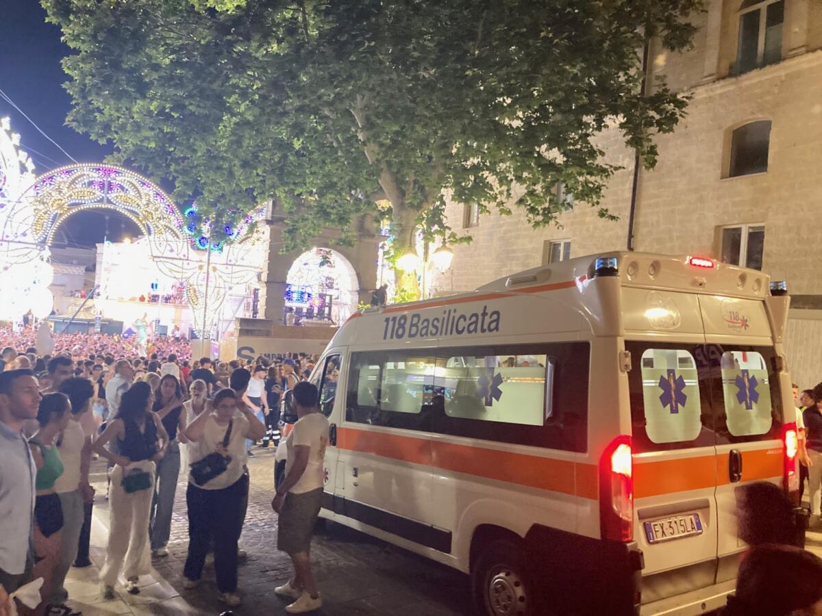 Festa della Bruna a Matera, si rinnova la tradizione dello “Strazzo” del Carro: sette feriti Festa della Bruna a Matera, si rinnova la tradizione dello “Strazzo” del Carro: sette feriti