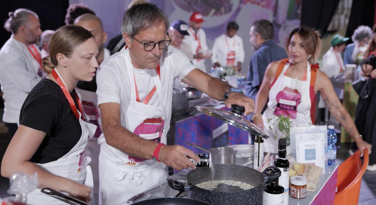 “Sindaci, ai fornelli!”, vincono i primi cittadini di Bisceglie e Casacalenda: Decaro fa assaggiare i suoi piatti al pubblico – FOTO “Sindaci, ai fornelli!”, vincono i primi cittadini di Bisceglie e Casacalenda: Decaro fa assaggiare i suoi piatti al pubblico – FOTO