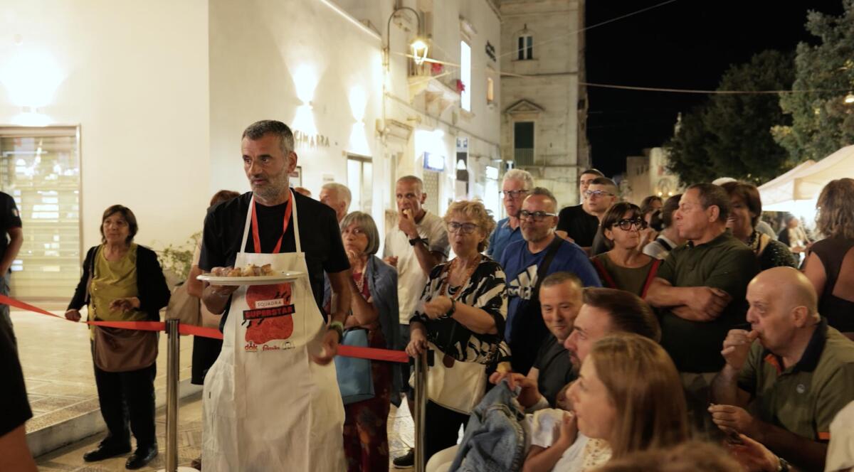 “Sindaci, ai fornelli!”, vincono i primi cittadini di Bisceglie e Casacalenda: Decaro fa assaggiare i suoi piatti al pubblico – FOTO “Sindaci, ai fornelli!”, vincono i primi cittadini di Bisceglie e Casacalenda: Decaro fa assaggiare i suoi piatti al pubblico – FOTO