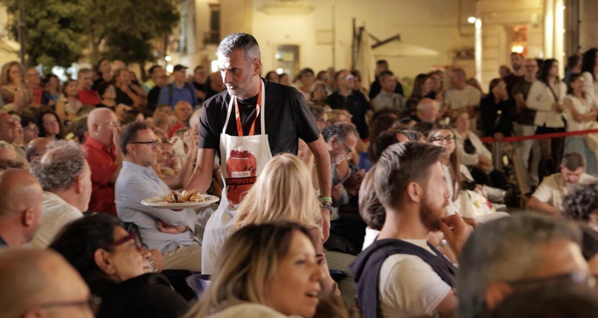 “Sindaci, ai fornelli!”, vincono i primi cittadini di Bisceglie e Casacalenda: Decaro fa assaggiare i suoi piatti al pubblico – FOTO “Sindaci, ai fornelli!”, vincono i primi cittadini di Bisceglie e Casacalenda: Decaro fa assaggiare i suoi piatti al pubblico – FOTO