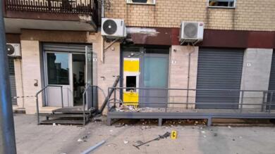 Esplosioni nella notte a Carapelle, assaltato il bancomat dell’ufficio postale: banditi in fuga