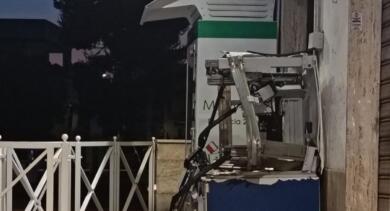 Assalti ai bancomat in Puglia, doppio colpo nella notte: esplosioni a Carovigno e Torre Canne