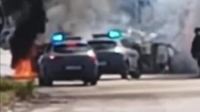 Assalto al portavalori tra Canosa e Cerignola, auto in fiamme per bloccare la strada – VIDEO