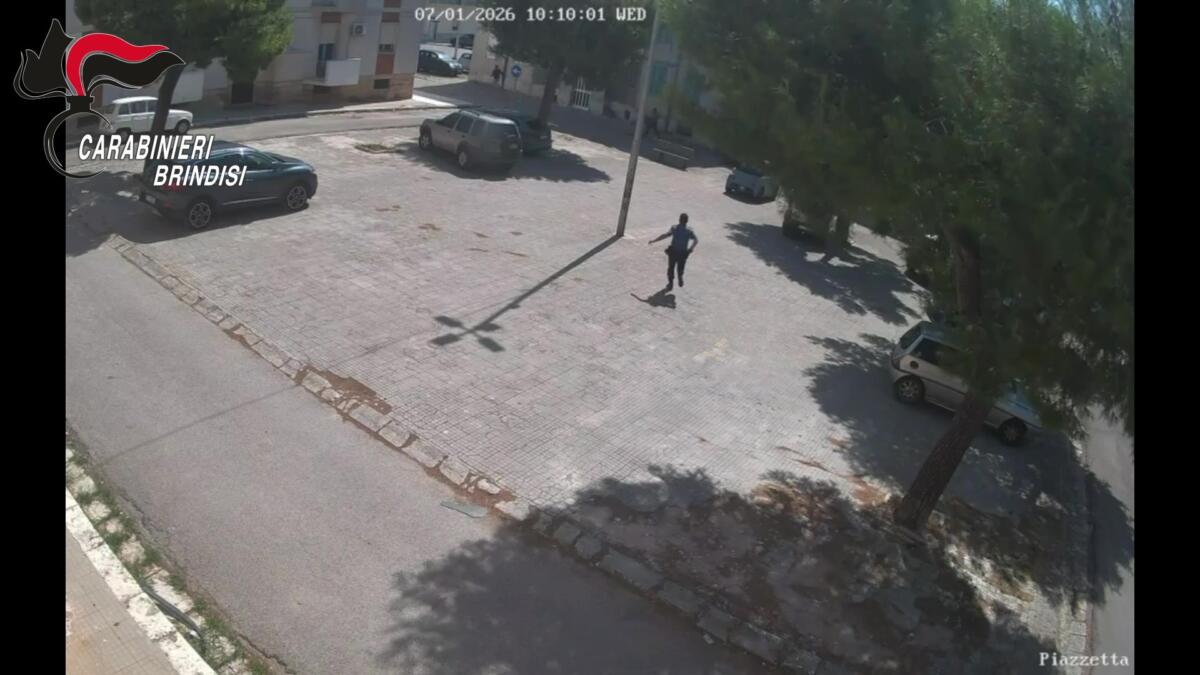 I colpi di pistola, la fuga e l’inseguimento a piedi: l’assalto al portavalori a Carovigno – VIDEO