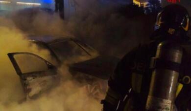 Sannicola, auto in fiamme all’alba: distrutta Bmw e danneggiato un palo della rete telefonica