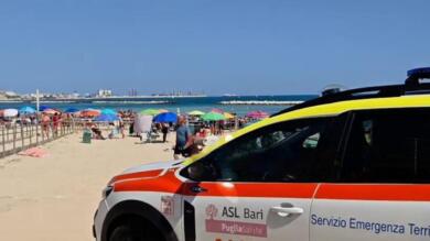 Bari, tragedia in spiaggia a Pane e pomodoro: 79enne accusa un malore mentre fa il bagno e muore