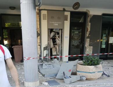 Assalto con esplosivo alla Bcc di Adelfia: banda fugge con la cassa del bancomat saltato