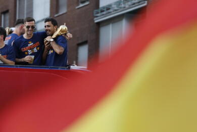 ‘Viva il re’ e il cappello stile Maga, la festa Spagna divide