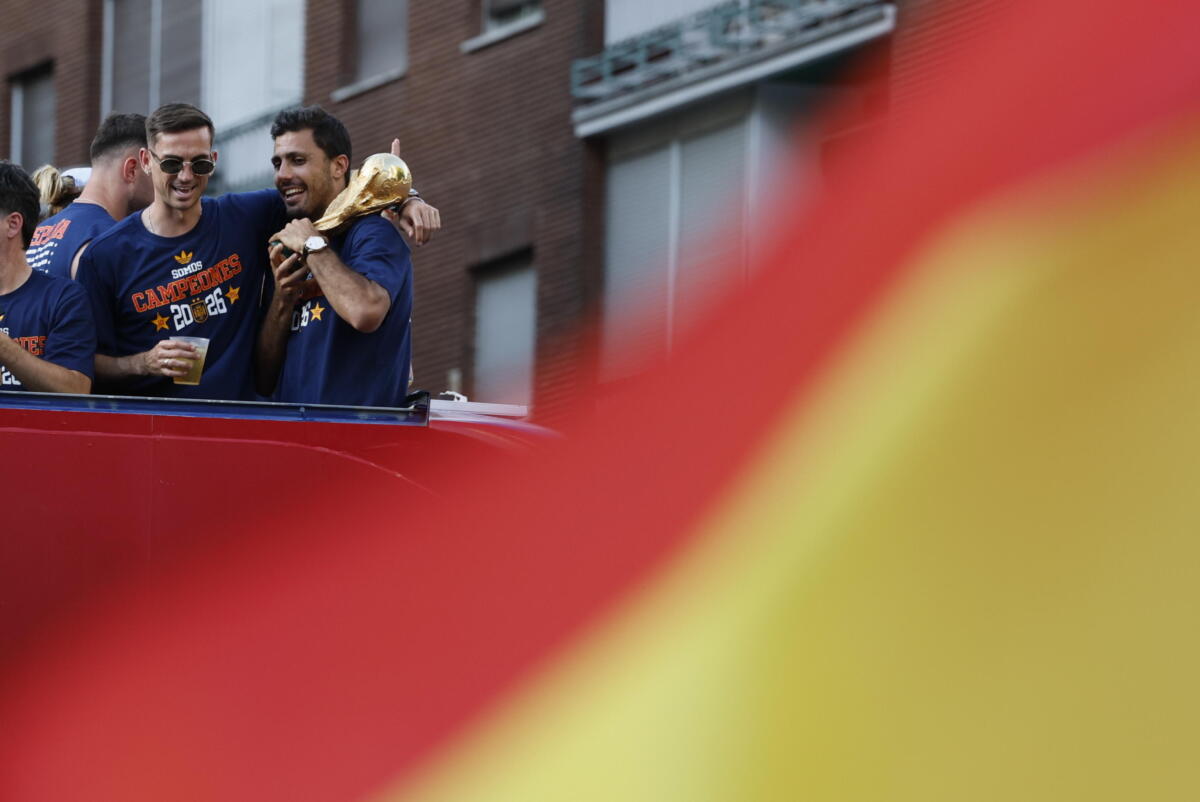 ‘Viva il re’ e il cappello stile Maga, la festa Spagna divide ‘Viva il re’ e il cappello stile Maga, la festa Spagna divide