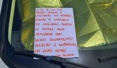 Castellaneta Marina, il messaggio su un’auto: «Tuo marito ti sgrida per un parasole, lascialo»