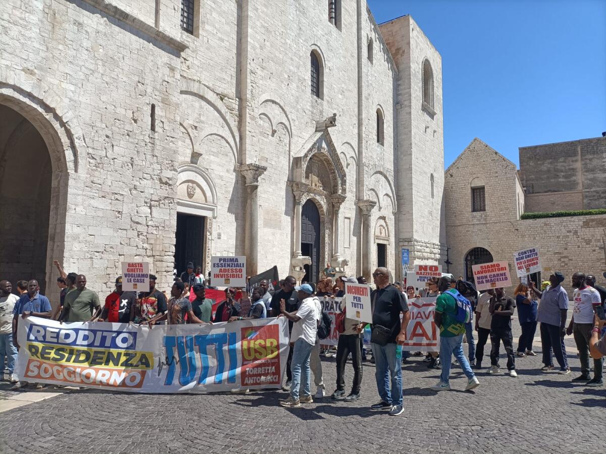 Bari, i braccianti lasciano la Basilica di San Nicola: una delegazione ricevuta da Antonio Decaro Bari, i braccianti lasciano la Basilica di San Nicola: una delegazione ricevuta da Antonio Decaro