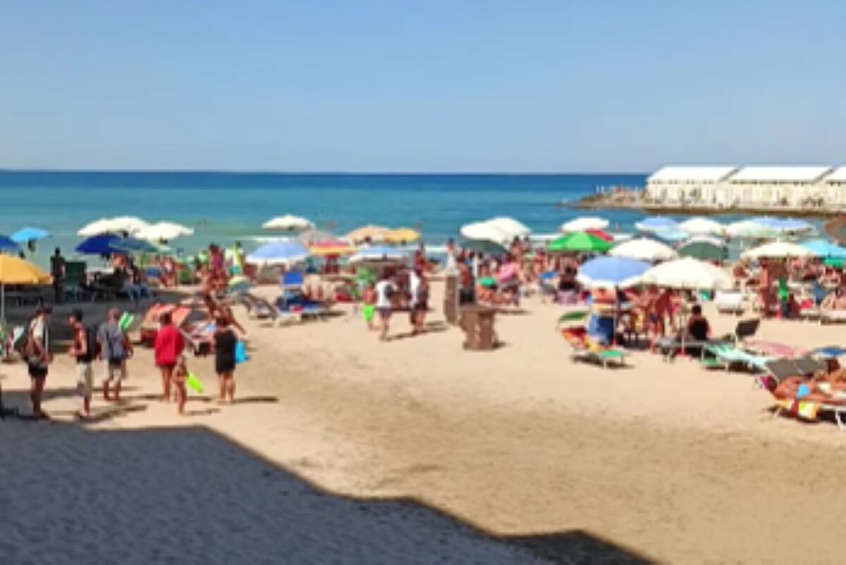 Bari, guasto alla rete fognaria di Aqp: divieto d’uso temporaneo per un tratto della spiaggia Canalone Bari, guasto alla rete fognaria di Aqp: divieto d’uso temporaneo per un tratto della spiaggia Canalone