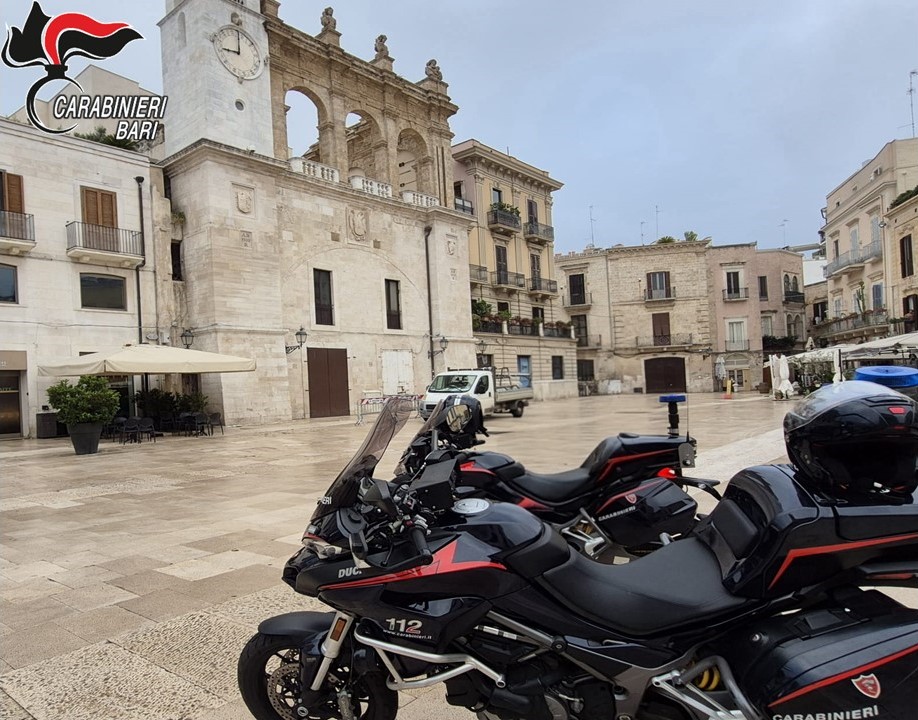 Caccia ad armi e droga a Bari Vecchia, blitz dei carabinieri all’alba: i vicoli al setaccio – VIDEO