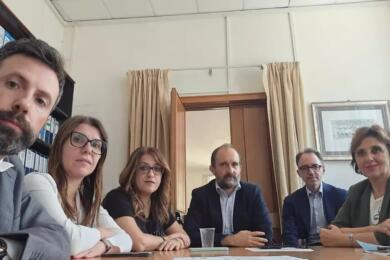 Tensione alla Camera sul caso Delmastro: la giunta resta bloccata nell’ufficio, scontro sull’accesso agli atti