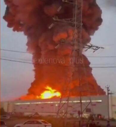 Bombe ucraine mandano in fiamme i magazzini dell’Amazon russo: 15 feriti nel sud-ovest