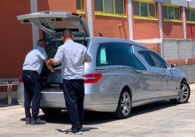 Bari, l’ultimo saluto a Marius: clochard morto per il caldo. Il vescovo: «La città si è raccolta intorno a lui»