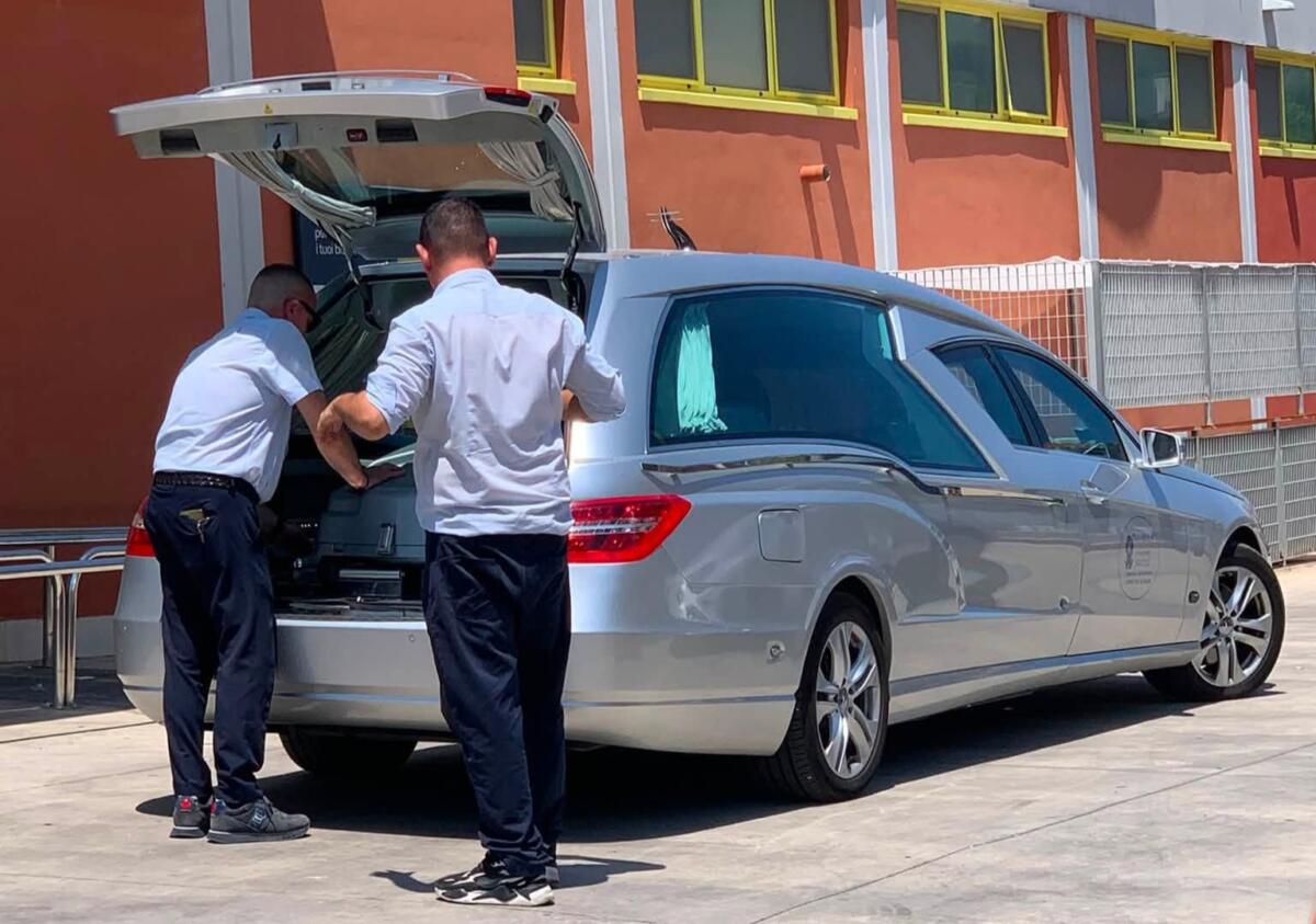 Bari, l’ultimo saluto a Marius: clochard morto per il caldo. Il vescovo: «La città si è raccolta intorno a lui» Bari, l’ultimo saluto a Marius: clochard morto per il caldo. Il vescovo: «La città si è raccolta intorno a lui»